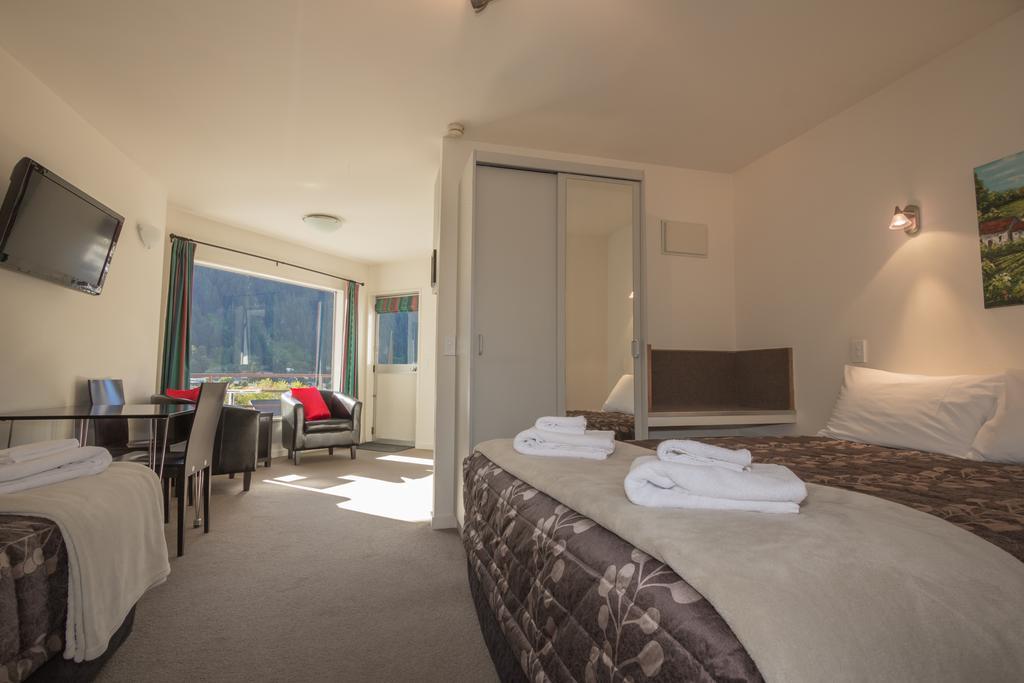 Caples Court Motel & Apartments Queenstown Exterior photo