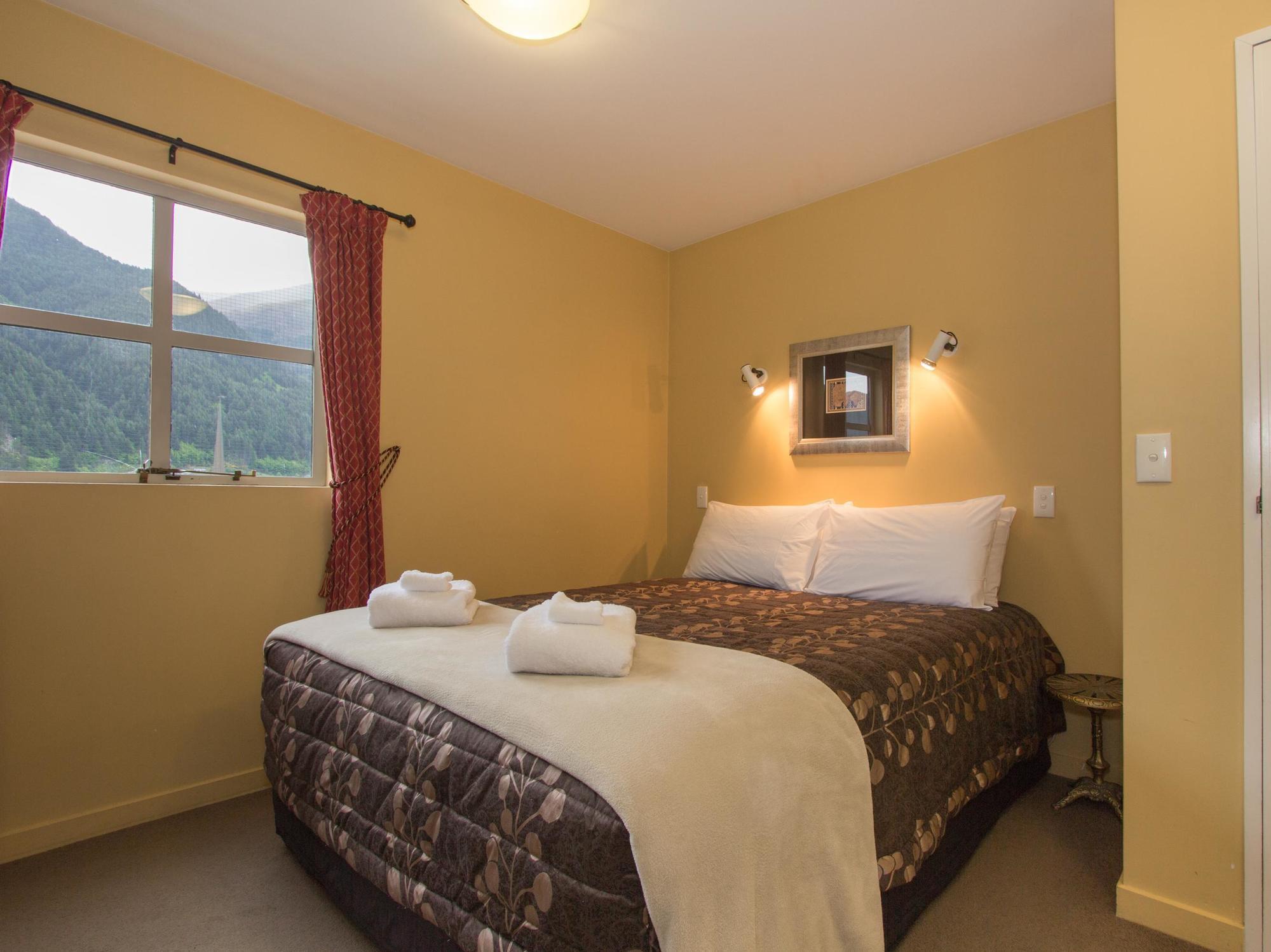 Caples Court Motel & Apartments Queenstown Exterior photo