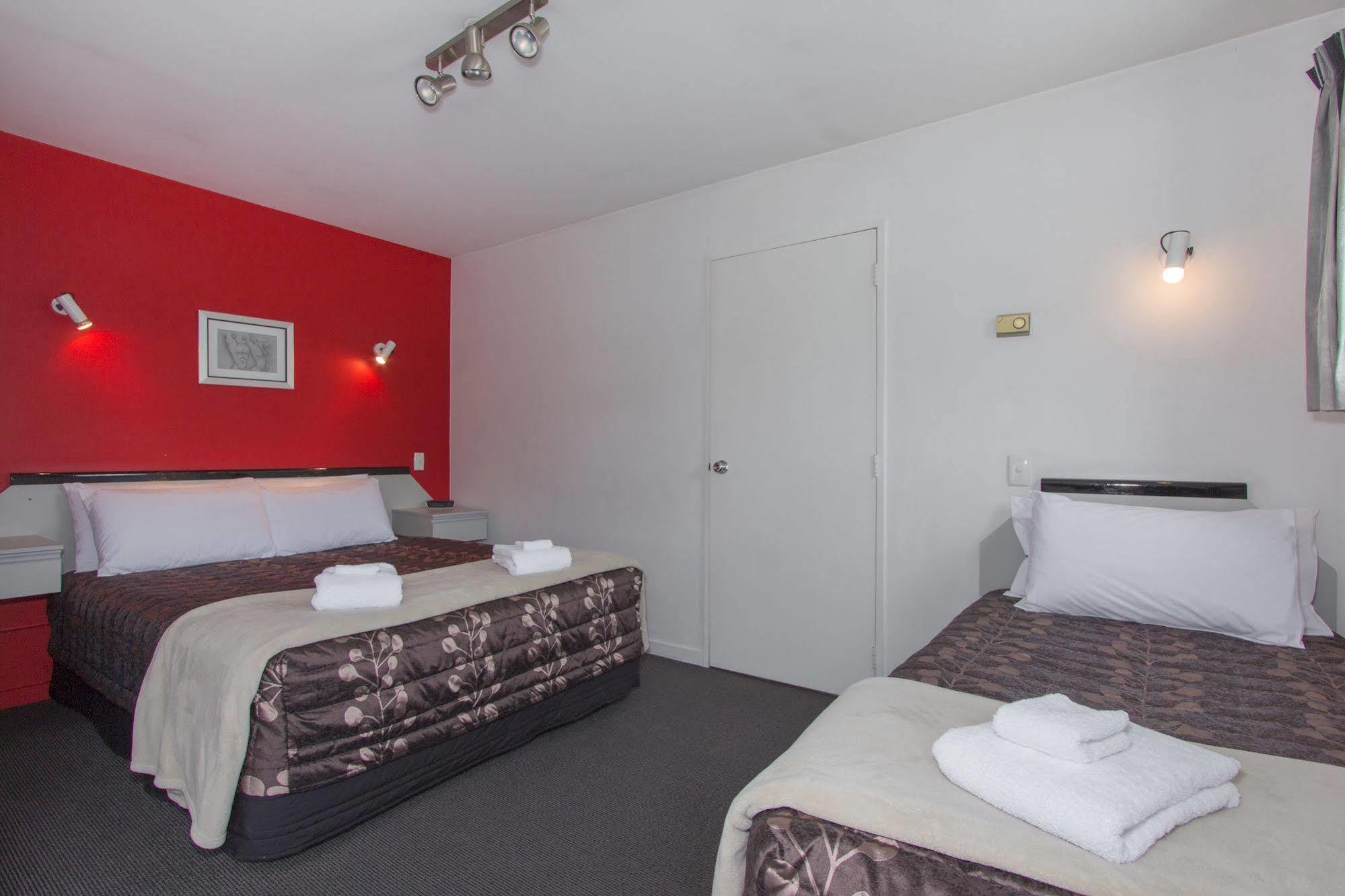 Caples Court Motel & Apartments Queenstown Exterior photo