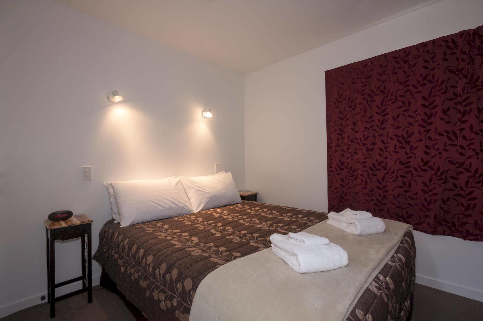 Caples Court Motel & Apartments Queenstown Exterior photo