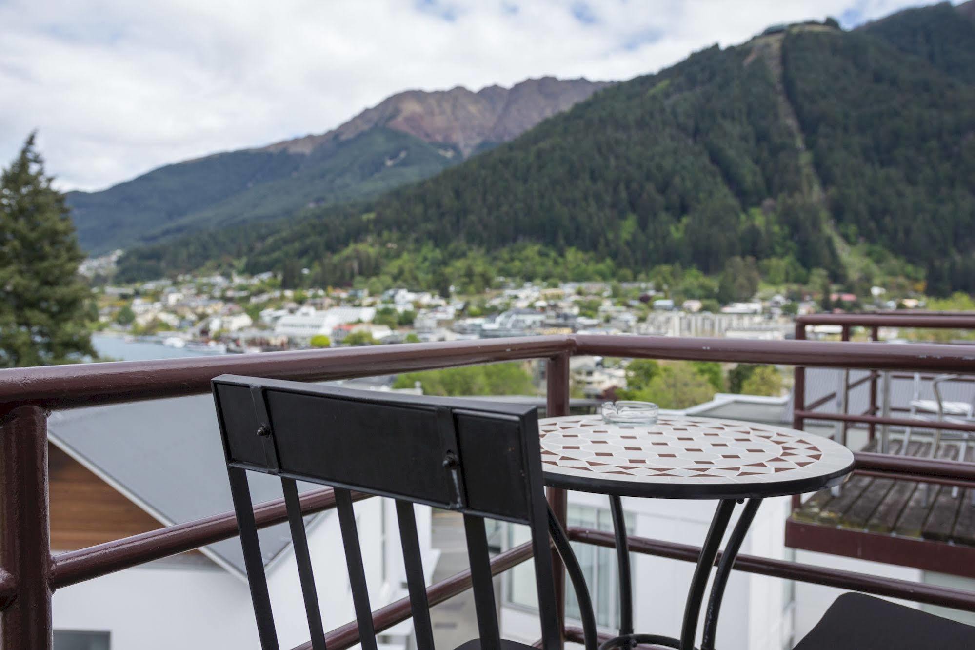 Caples Court Motel & Apartments Queenstown Exterior photo