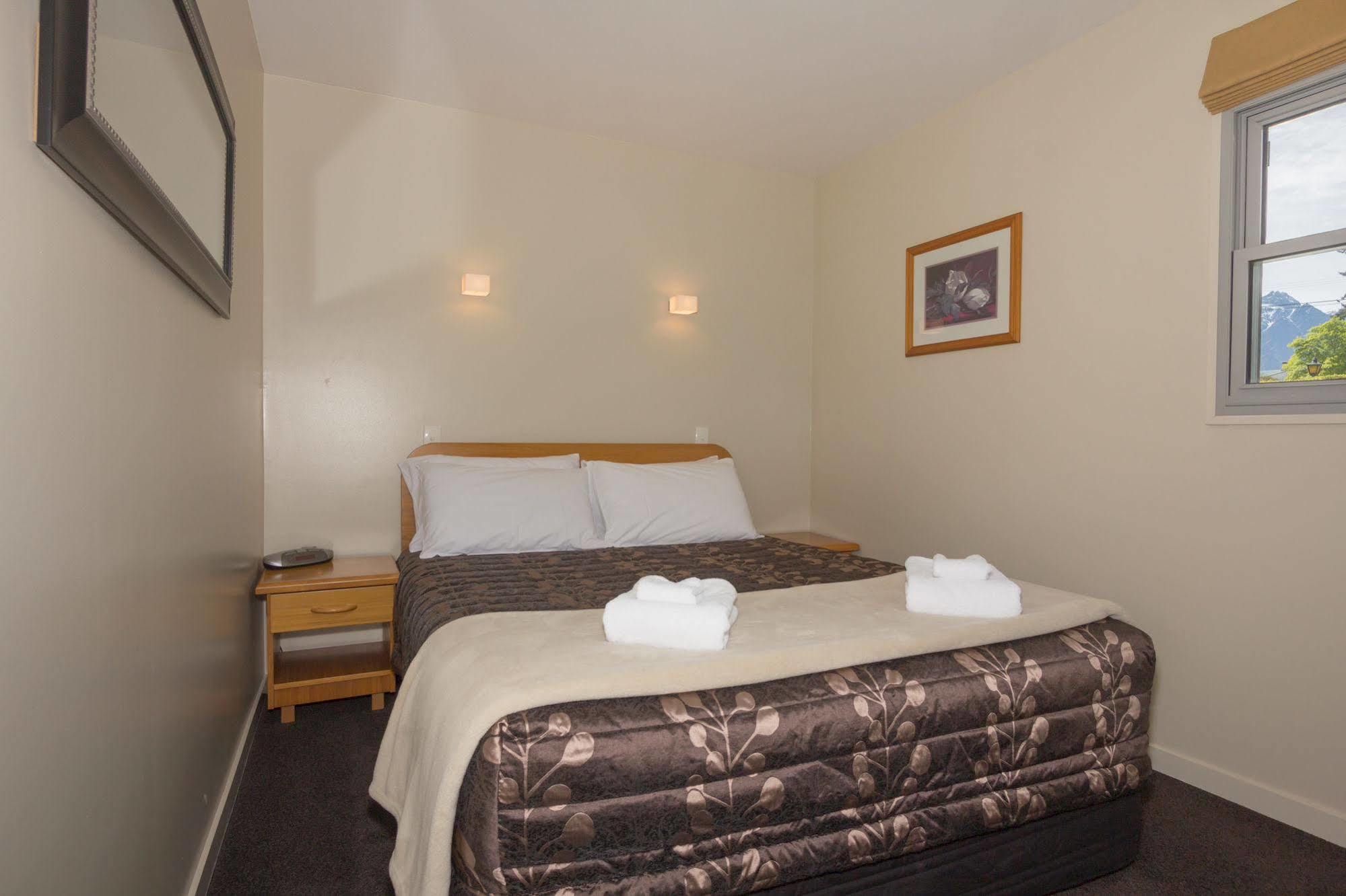 Caples Court Motel & Apartments Queenstown Exterior photo