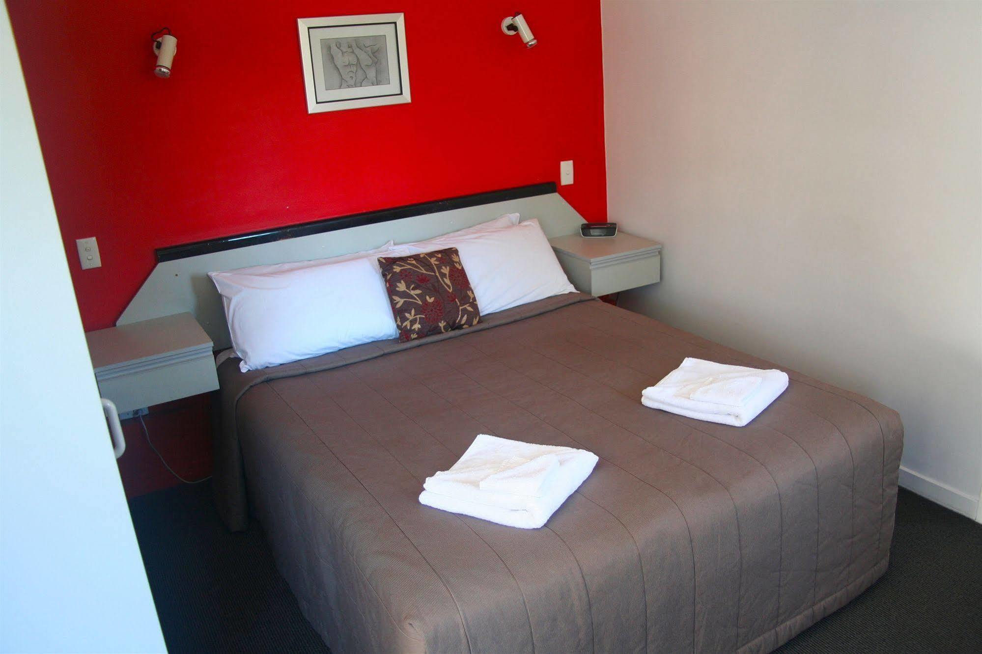 Caples Court Motel & Apartments Queenstown Exterior photo