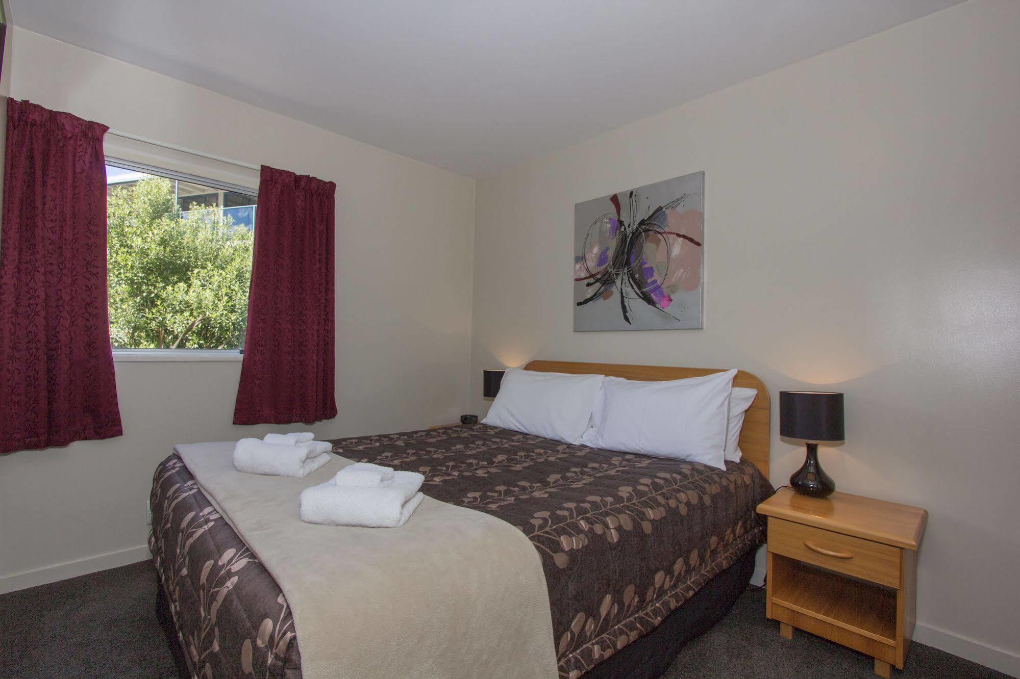 Caples Court Motel & Apartments Queenstown Exterior photo
